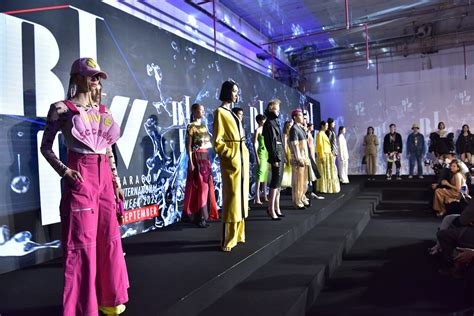 Bangkok Fashion Week: Tęczowy Eksplozja Współczesnego Projektowania i Tajemnicze Zapachy wanilii