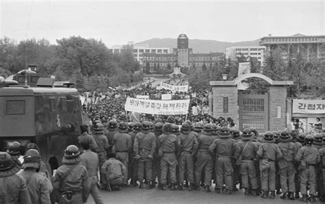 Rewolta studentów w grudniu 1979 roku; okres represji politycznej i walkę o demokrację w Korei Południowej